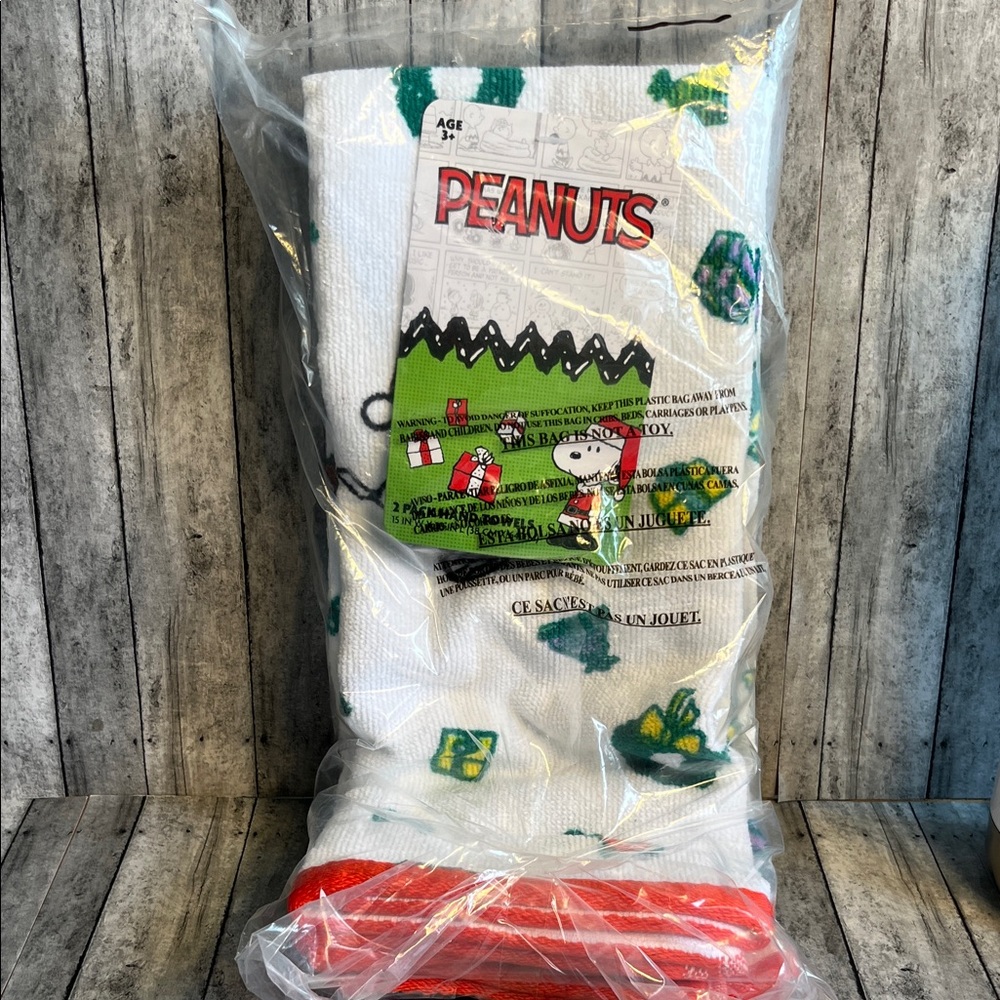 Peanuts 2 hand towels with Green & Red Holiday